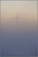 dichter Nebel... Strommast *Nordrhein-Westfalen* über Wiesen und Feldern