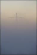 dichter Nebel... Strommast *Nordrhein-Westfalen* über Wiesen und Feldern