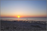 der Fotograf... Cuxhaven *Nordsee*, Sonnenuntergang bei Ebbe über dem Wattenmeer vor Duhnen, Blick auf Neuwerk